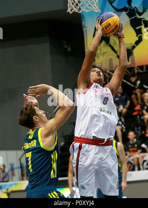 Provinz Bulacan, Philippinen. 10 Juni, 2018. Erick Jonathan Gosal (R) von Indonesien Mias gegen Simon Finzgar Sloweniens bei der Men's Pool B Gleiches an der FIBA 3x3 Wm in der Provinz Bulacan, die Philippinen, 10. Juni 2018. Slowenien gewann 21-7. Credit: rouelle Umali/Xinhua/Alamy leben Nachrichten Stockfoto