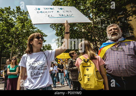 Barcelona, Spanien. 10. Juni, 2018: Demonstranten Parolen schreien während einer März durch Barcelona durch ein Paar hundert Schülern, Eltern und Lehrern für eine freie Form der öffentlichen katalanische Bildungssystem Kredit: Matthias Oesterle/Alamy leben Nachrichten Stockfoto