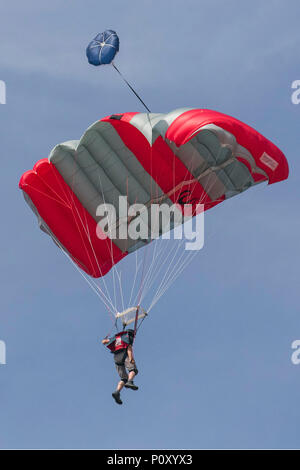 Blackpool, Lancashire, UK. 10/06/2018. Die AirgameZ ist die endgültige Base Jumping, Fallschirmspringen oder Wingsuit Fliegen Wettbewerb der Großen Britischen Inseln. Elite Jumper aus der ganzen Welt sind eingeladen, von der 473 m hohen Kran in Wettbewerb zu beteiligen, um zu sehen, wer den Nerv hat, Skill & Stil die Massen zu begeistern und die Richter Scorecards zu gewinnen. Aus dieser Höhe Jumper kann eine feste Verzögerung von mehr als 3 Sekunden erwarten, führen Sie inszeniert - Bereitstellung multi-Möglichkeiten, AAF Stil verknüpft Beendet &aerobatic multi-axis Rotationen auf Abstieg. Credit: MediaWorldImages/AlamyLiveNews. Stockfoto