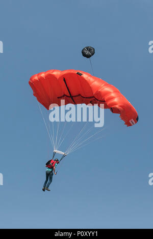 Blackpool, Lancashire, UK. 10/06/2018. Die AirgameZ extreme Sport ist die endgültige Base Jumping, Fallschirmspringen oder Wingsuit Fliegen Wettbewerb der Großen Britischen Inseln. Elite Jumper aus der ganzen Welt sind eingeladen, von der 473 m hohen Kran in Wettbewerb zu beteiligen, um zu sehen, wer den Nerv hat, Skill & Stil die Massen zu begeistern und die Richter Scorecards zu gewinnen. Aus dieser Höhe Jumper kann eine feste Verzögerung von mehr als 3 Sekunden erwarten, führen Sie inszeniert - Bereitstellung multi-Möglichkeiten, AAF Stil verknüpft Beendet &aerobatic multi-axis Rotationen auf Abstieg. Credit: MediaWorldImages/AlamyLiveNews. Stockfoto