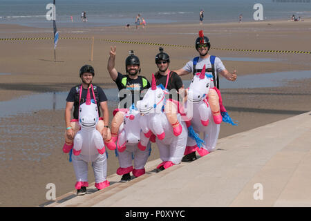 Blackpool, Lancashire, UK. 10/06/2018. Die AirgameZ ist die endgültige base jumping Wettbewerb der Großen Britischen Inseln. Elite Jumper aus der ganzen Welt sind eingeladen, von der 473 m hohen Kran in Wettbewerb zu beteiligen, um zu sehen, wer den Nerv hat, Skill & Stil die Massen zu begeistern und die Richter Scorecards zu gewinnen. Aus dieser Höhe Jumper kann eine feste Verzögerung von mehr als 3 Sekunden erwarten, führen Sie inszeniert - Bereitstellung multi-Möglichkeiten, AAF Stil verknüpft Beendet &aerobatic multi-axis Rotationen auf Abstieg. Credit: MediaWorldImages/AlamyLiveNews. Stockfoto