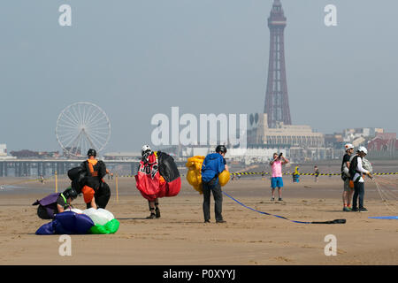 Blackpool, Lancashire, UK. 10/06/2018. Die AirgameZ ist die endgültige base jumping Wettbewerb der Großen Britischen Inseln. Elite Jumper aus der ganzen Welt sind eingeladen, von der 473 m hohen Kran in Wettbewerb zu beteiligen, um zu sehen, wer den Nerv hat, Skill & Stil die Massen zu begeistern und die Richter Scorecards zu gewinnen. Aus dieser Höhe Jumper kann eine feste Verzögerung von mehr als 3 Sekunden erwarten, führen Sie inszeniert - Bereitstellung multi-Möglichkeiten, AAF Stil verknüpft Beendet &aerobatic multi-axis Rotationen auf Abstieg. Credit: MediaWorldImages/AlamyLiveNews. Stockfoto