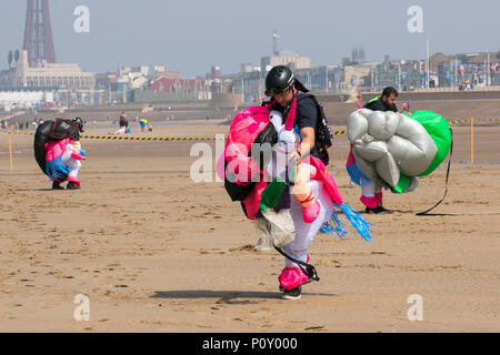 Blackpool, Lancashire, UK. 10/06/2018. Die AirgameZ ist die endgültige base jumping Wettbewerb der Großen Britischen Inseln. Elite Jumper aus der ganzen Welt sind eingeladen, von der 473 m hohen Kran in Wettbewerb zu beteiligen, um zu sehen, wer den Nerv hat, Skill & Stil die Massen zu begeistern und die Richter Scorecards zu gewinnen. Aus dieser Höhe Jumper kann eine feste Verzögerung von mehr als 3 Sekunden erwarten, führen Sie inszeniert - Bereitstellung multi-Möglichkeiten, AAF Stil verknüpft Beendet &aerobatic multi-axis Rotationen auf Abstieg. Credit: MediaWorldImages/AlamyLiveNews. Stockfoto