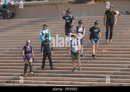 Blackpool, Lancashire, UK. 10/06/2018. Die AirgameZ ist die endgültige base jumping Wettbewerb der Großen Britischen Inseln. Elite Jumper aus der ganzen Welt sind eingeladen, von der 473 m hohen Kran in Wettbewerb zu beteiligen, um zu sehen, wer den Nerv hat, Skill & Stil die Massen zu begeistern und die Richter Scorecards zu gewinnen. Aus dieser Höhe Jumper kann eine feste Verzögerung von mehr als 3 Sekunden erwarten, führen Sie inszeniert - Bereitstellung multi-Möglichkeiten, AAF Stil verknüpft Beendet &aerobatic multi-axis Rotationen auf Abstieg. Credit: MediaWorldImages/AlamyLiveNews. Stockfoto