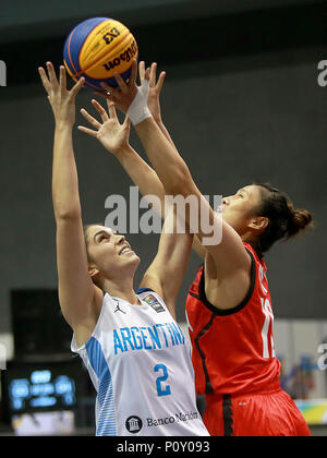 Provinz Bulacan, Philippinen. 10 Juni, 2018. Sun Li (R) von China Mias gegen Brenda Schmidt von Argentinien während der Frauen Pool B Gleiches an der FIBA 3x3 Wm in der Provinz Bulacan, die Philippinen, 10. Juni 2018. China gewann 22-4. Credit: rouelle Umali/Xinhua/Alamy leben Nachrichten Stockfoto