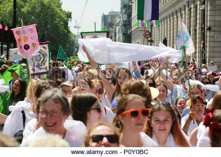 London, Großbritannien. 10. Juni 2018. Wetter in London als März bis Westminster Platz zu Ehren der Suffragettenbewegung. Eine große März wickelt seinen Weg in Richtung Westminster mit Tausenden von jubelnden Frauen feiern 100 Jahre stimmen für Frauen Quelle: Clearpix/Alamy leben Nachrichten Stockfoto