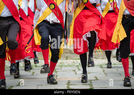 Tragen Glocken auf ihrer Shows und bunten Trachten, Morris Dancers während einer Morris Tanz Veranstaltung in West Sussex, England. Stockfoto