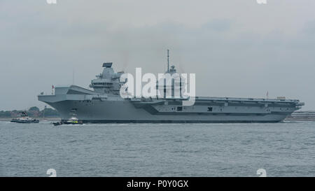 Portsmouth, Großbritannien. 10 Juni, 2018 (am). Die britische Royal Navy Flugzeugträger HMS Queen Elizabeth verlässt Hafen weitere Hubschrauber fliegen Studien durchzuführen. Credit: Neil Watkin/Alamy leben Nachrichten Stockfoto