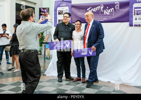 Singapur. 10. Juni 2018. Hong Kong-based Kim Jung-Un Imitator Howard X, und Trump Doppelgänger und Dennis Alan gesehen, Fotos mit der Einheimischen genommen wie die echten US-Präsident Donald Trump und dem nordkoreanischen Führer Kim Jung Un in Singapur für ihre historischen Gipfel berührt. Credit: SOPA Images Limited/Alamy leben Nachrichten Stockfoto