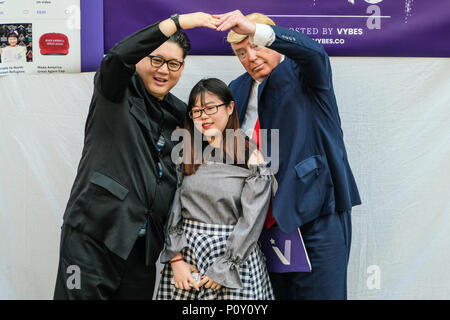 Singapur. 10. Juni 2018. Hong Kong-based Kim Jung-Un Imitator Howard X, und Trump Doppelgänger und Dennis Alan gesehen, Fotos mit der Einheimischen genommen wie die echten US-Präsident Donald Trump und dem nordkoreanischen Führer Kim Jung Un in Singapur für ihre historischen Gipfel berührt. Credit: SOPA Images Limited/Alamy leben Nachrichten Stockfoto