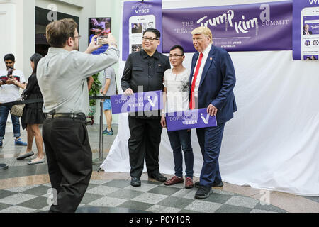 Singapur, Singapur. 10 Juni, 2018. Hong Kong-based Kim Jung-Un Imitator Howard X, und Trump Doppelgänger und Dennis Alan gesehen, Fotos mit der Einheimischen genommen wie die echten US-Präsident Donald Trump und dem nordkoreanischen Führer Kim Jung Un in Singapur für ihre historischen Gipfel berührt. Credit: Sion Ang/SOPA Images/ZUMA Draht/Alamy leben Nachrichten Stockfoto