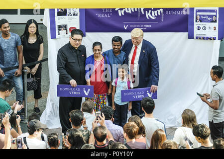 Singapur, Singapur. 10 Juni, 2018. Hong Kong-based Kim Jung-Un Imitator Howard X, und Trump Doppelgänger und Dennis Alan gesehen, Fotos mit der Einheimischen genommen wie die echten US-Präsident Donald Trump und dem nordkoreanischen Führer Kim Jung Un in Singapur für ihre historischen Gipfel berührt. Credit: Sion Ang/SOPA Images/ZUMA Draht/Alamy leben Nachrichten Stockfoto