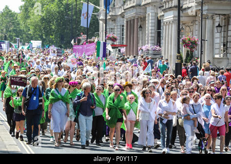 London, UK, 10. Juni 2018. Frauen und Mädchen Jubeln und Feiern. Frauen und Mädchen aus ganz Großbritannien haben gemeinsam für "Prozessionen" der Suffragettenbewegung und Hundertjahrfeier der Frauen stimmen mit einem Marsch zu feiern, die eine Masse Partizipative Kunstwerke in die SUFFRAGETTE Farben von Violett, Weiß und Grün. Der London März schreitet von Hyde Park über Piccadilly, Pall Mall, Trafalgar Square und Whitehall in Richtung der Houses of Parliament in Westminster. Credit: Imageplotter Nachrichten und Sport/Alamy leben Nachrichten Stockfoto