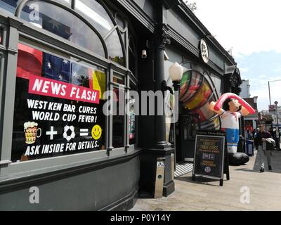 London, Großbritannien. 10. Juni 2018. Englische Pubs bereiten Sie sich für das Screening die Spiele der FIFA WM 2018, die Fußball-Nationalmannschaft von England, West Kensington, London Quelle: NASTJA M/Alamy leben Nachrichten Stockfoto