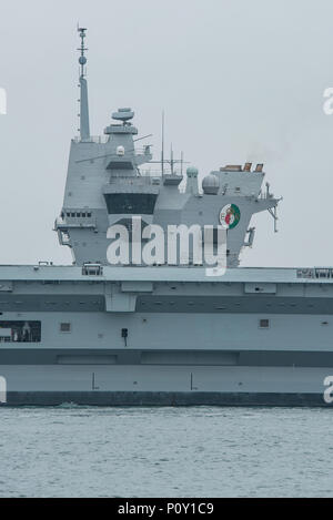 Portsmouth, Großbritannien. 10 Juni, 2018 (am). Die britische Royal Navy Flugzeugträger HMS Queen Elizabeth verlässt Hafen weitere Hubschrauber fliegen Studien durchzuführen. Credit: Neil Watkin/Alamy leben Nachrichten Stockfoto