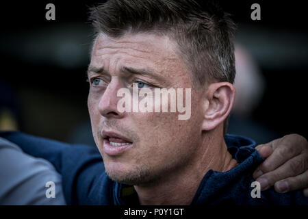 Dänemark, Bröndby - Juni 09., 2018. Assistian manager Jon Dahl Tomasson von Dänemark während der Nationalhymne vor Fußball-Freundschaftsspiel zwischen Dänemark und Mexiko in Brøndby Stadion gesehen. (Foto: Gonzales Foto - Kim M. Leland). Credit: Gonzales Foto/Alamy leben Nachrichten Stockfoto