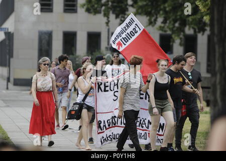 Mainz, Deutschland. 10. Juni 2018. Der Zähler Protest kommt in der Nähe der rechten protestieren. Rechtsextreme Demonstranten der Beweg war Deutschland (nach Deutschland) Bewegung halten Sie Ihre regelmäßigen 14-tägig regierungsfeindlichen Kundgebung in Mainz. Diese Wochen Protest unter dem Vorwand, eine Mahnwache für den Jugendlichen Susanna F, der angeblich von einem Flüchtling in Wiesbaden getötet wurde gehalten wurde, die Rallye wurde von mehreren Anti-government Referenten, die forderte, dass die Regierung zum Rücktritt gerichtet. Quelle: Michael Debets/Alamy leben Nachrichten Stockfoto