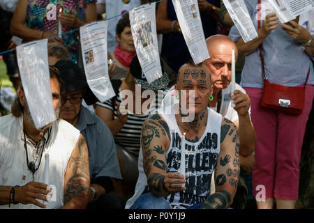 Mainz, Deutschland. 10. Juni 2018. Mitglieder des rechten Protest sitzen auf dem Boden in der Nähe einer Linie, hält Artikel über Verbrechen, die angeblich von Flüchtlingen verübt. Sie halten Kerzen in ihre Hand für Susanna. Rechtsextreme Demonstranten der Beweg war Deutschland (nach Deutschland) Bewegung halten Sie Ihre regelmäßigen 14-tägig regierungsfeindlichen Kundgebung in Mainz. Diese Wochen Protest unter dem Vorwand, eine Mahnwache für den Jugendlichen Susanna F, der angeblich von einem Flüchtling in Wiesbaden getötet wurde gehalten wurde, die Rallye wurde von mehreren Anti-government Referenten, die forderte, dass die Regierung zum Rücktritt gerichtet. Credit: Micha Stockfoto