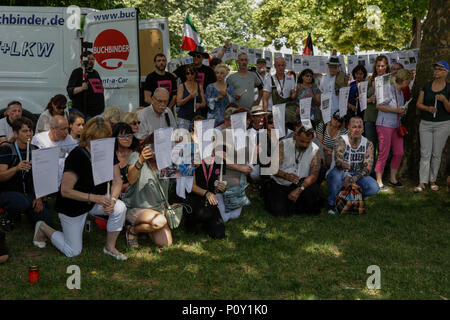 Mainz, Deutschland. 10. Juni 2018. Mitglieder des rechten Protest sitzen auf dem Boden in der Nähe einer Linie, hält Artikel über Verbrechen, die angeblich von Flüchtlingen verübt. Sie halten Kerzen in ihre Hand für Susanna. Rechtsextreme Demonstranten der Beweg war Deutschland (nach Deutschland) Bewegung halten Sie Ihre regelmäßigen 14-tägig regierungsfeindlichen Kundgebung in Mainz. Diese Wochen Protest unter dem Vorwand, eine Mahnwache für den Jugendlichen Susanna F, der angeblich von einem Flüchtling in Wiesbaden getötet wurde gehalten wurde, die Rallye wurde von mehreren Anti-government Referenten, die forderte, dass die Regierung zum Rücktritt gerichtet. Credit: Micha Stockfoto