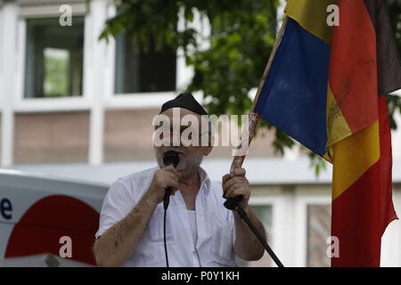 Mainz, Deutschland. 10. Juni 2018. Ein Freund der Familie von Susanna F. Peaks bei der Rallye. Er trägt eine Rumänische und eine Deutsche Flagge in der Hand. Rechtsextreme Demonstranten der Beweg war Deutschland (nach Deutschland) Bewegung halten Sie Ihre regelmäßigen 14-tägig regierungsfeindlichen Kundgebung in Mainz. Diese Wochen Protest unter dem Vorwand, eine Mahnwache für den Jugendlichen Susanna F, der angeblich von einem Flüchtling in Wiesbaden getötet wurde gehalten wurde, die Rallye wurde von mehreren Anti-government Referenten, die forderte, dass die Regierung zum Rücktritt gerichtet. Quelle: Michael Debets/Alamy leben Nachrichten Stockfoto