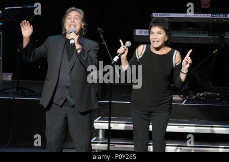 Hamburg, Deutschland. 08 Juni, 2018. La Notte Italiana - Die großen italienischen Schlageraftert auf der seabird Bregenz am 08.06.2018 mit Ricchi e Poveri | Verwendung der weltweiten Kredit: dpa/Alamy leben Nachrichten Stockfoto