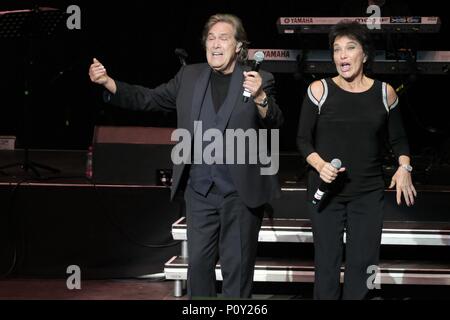 Hamburg, Deutschland. 08 Juni, 2018. La Notte Italiana - Die großen italienischen Schlageraftert auf der seabird Bregenz am 08.06.2018 mit Ricchi e Poveri | Verwendung der weltweiten Kredit: dpa/Alamy leben Nachrichten Stockfoto