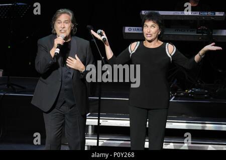 Hamburg, Deutschland. 08 Juni, 2018. La Notte Italiana - Die großen italienischen Schlageraftert auf der seabird Bregenz am 08.06.2018 mit Ricchi e Poveri | Verwendung der weltweiten Kredit: dpa/Alamy leben Nachrichten Stockfoto