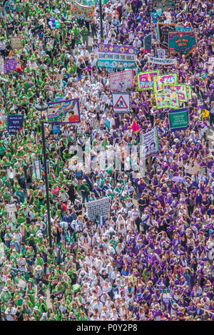 London, Großbritannien. 10. Juni 2018. Prozessionen von 14-18 JETZT und Artischocke - Am 6. Februar 1918 die Darstellung des Menschen Handeln gab den ersten britischen Frauen das Wahlrecht. Artischocke, der weltgrößte Hersteller von Großbritannien von Kunst im öffentlichen Raum, eingeladen, Frauen und Mädchen in diesem Moment durch die Teilnahme an einer großen Masse - Teilnahme Artwork zu markieren. Sie gehen gemeinsam in den öffentlichen Prozessionen, bilden ein lebendiges Porträt von Frauen im 21. Jahrhundert und einem visuellen Ausdruck der Gleichheit. feiert der Kampf um das Wahlrecht. Credit: Guy Bell/Alamy leben Nachrichten Stockfoto