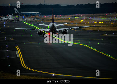 09 Juni 2018, Deutschland, Frankfurt am Main: Die Lufthansa Flugzeug rollt die Start- und Landebahn am Flughafen Frankfurt. Foto: Andreas Arnold/dpa Stockfoto