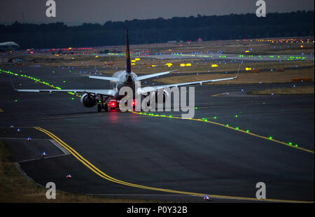 09 Juni 2018, Deutschland, Frankfurt am Main: Die Lufthansa Flugzeug rollt die Start- und Landebahn am Flughafen Frankfurt. Foto: Andreas Arnold/dpa Stockfoto