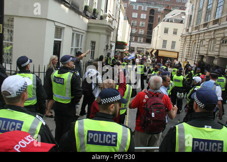 London, Großbritannien - 10 Juni 2018: Polizisten Form ein Cordon zwischen Al Quds Demonstranten und Mitgliedern der Freien Tommy Robinson Demonstranten außerhalb des Saudi Arabien Botschaft für Al Quds Tag am 10. Juni 2018. Es gab eine starke Präsenz von uniformierten Polizei, daß getrennt die beiden Gruppen. Die jährliche Veranstaltung am letzten Freitag des Ramadan gehalten, die in 1979 zu bringen Unterstützung für die Palästinenser und der Zionismus und Israel gegen initiiert wurde. Quelle: David Mbiyu/Alamy leben Nachrichten Stockfoto