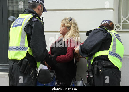 London, Großbritannien - 10 Juni 2018: Eine Frau wird gesucht und durch Polizeibeamte während der Demonstration vor dem Saudi-arabien Botschaft für Al Quds Tag am 10. Juni 2018 in Frage gestellt. Die jährliche Veranstaltung am letzten Freitag des Ramadan gehalten, die in 1979 zu bringen Unterstützung für die Palästinenser und der Zionismus und Israel gegen initiiert wurde. Quelle: David Mbiyu Stockfoto