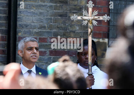 Grenfell Tower. West London. UK. 10. Juni 2018 - Sadiq Khan, Bürgermeister von London, die Rt Rev Dame Sarah Mullally DB, Bischof von London, James Brokenshire Staatssekretär für Wohnungswesen Gemeinschaften und lokale Regierung, Mitglieder von Feuerwehr, Polizei und Mitglieder der lokalen Gemeinschaft nehmen an der Einweihung des Gartens für Heilung und Frieden einen neuen Memorial Garden in der St. Clement's Church, Notting Dale zum ersten Jahrestag des Brandes an Grenfell Turm zu markieren. Credit: Dinendra Haria/Alamy leben Nachrichten Stockfoto