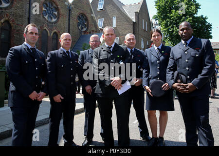 Grenfell Tower. West London. UK. 10. Juni 2018 - Sadiq Khan, Bürgermeister von London, die Rt Rev Dame Sarah Mullally DB, Bischof von London, James Brokenshire Staatssekretär für Wohnungswesen Gemeinschaften und lokale Regierung, Mitglieder von Feuerwehr, Polizei und Mitglieder der lokalen Gemeinschaft nehmen an der Einweihung des Gartens für Heilung und Frieden einen neuen Memorial Garden in der St. Clement's Church, Notting Dale zum ersten Jahrestag des Brandes an Grenfell Turm zu markieren. Credit: Dinendra Haria/Alamy leben Nachrichten Stockfoto