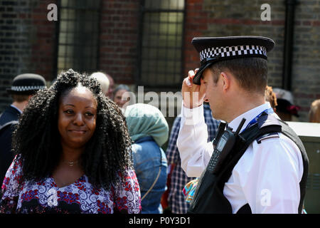 Grenfell Tower. West London. UK. 10. Juni 2018 - Sadiq Khan, Bürgermeister von London, die Rt Rev Dame Sarah Mullally DB, Bischof von London, James Brokenshire Staatssekretär für Wohnungswesen Gemeinschaften und lokale Regierung, Mitglieder von Feuerwehr, Polizei und Mitglieder der lokalen Gemeinschaft nehmen an der Einweihung des Gartens für Heilung und Frieden einen neuen Memorial Garden in der St. Clement's Church, Notting Dale zum ersten Jahrestag des Brandes an Grenfell Turm zu markieren. Credit: Dinendra Haria/Alamy leben Nachrichten Stockfoto