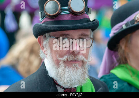 Edinburgh, Schottland, Großbritannien. 10 Juni, 2018. Ein Mann in steampunk Outfit während des Edinburgh Prozessionen Artwork. März feiert 100 Jahre seit der Britische Frauen das Wahlrecht gewann gekleidet. Tausende von Frauen kamen zusammen, um in den vier Hauptstädten der UK, Belfast, Cardiff, Edinburgh und London. Die Teilnehmer trugen entweder ein Grün, Weiß oder violett Schal und in Streifen zu Fuß durch die Straßen der Stadt die Farben der Suffragetten darzustellen. Credit: Skully/Alamy leben Nachrichten Stockfoto