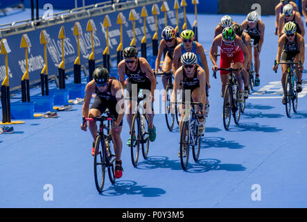 Leeds, Großbritannien. 10 Juni, 2018. AJ Bell World Triathlon Serie, Leeds; die Frauen Elite Racers auf Ihre Fahrräder während der AJ Bell World Triathlon Leeds Credit: Aktion plus Sport/Alamy leben Nachrichten Stockfoto