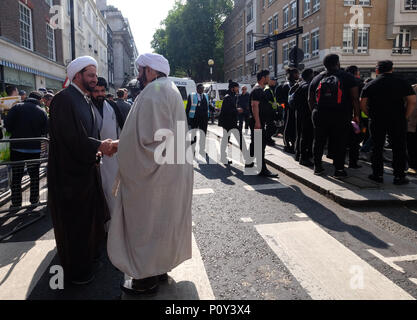 London, Großbritannien. 10. Juni 2018. Al Quds tag Protest von IHRC in London organisiert voran geht trotz Nachfragen, dass die Hisbollah Fahnen nicht geflogen werden sollte. Gegen den Protest von Israelischen Unterstützer und Tommy Robinson Unterstützer führte zu einem großen Polizeiaufgebot. Trainer brachten Muslime aus Luton für Al-quds Credit: Londonphotos/Alamy leben Nachrichten Stockfoto