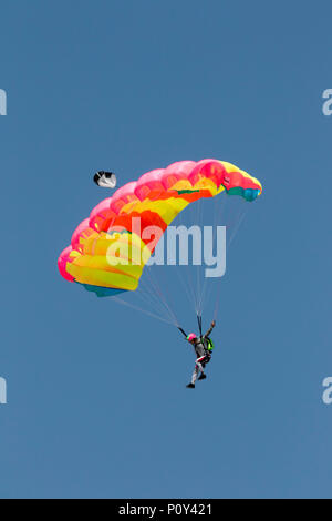 Blackpool, Lancashire, UK. 10/06/2018. Die AirgameZ ist die endgültige base jumping Wettbewerb der Großen Britischen Inseln. Elite Jumper aus der ganzen Welt sind eingeladen, von der 473 m hohen Kran in Wettbewerb zu beteiligen, um zu sehen, wer den Nerv hat, Skill & Stil die Massen zu begeistern und die Richter Scorecards zu gewinnen. Aus dieser Höhe Jumper kann eine feste Verzögerung von mehr als 3 Sekunden erwarten, führen Sie inszeniert - Bereitstellung multi-Möglichkeiten, AAF Stil verknüpft Beendet &aerobatic multi-axis Rotationen auf Abstieg. Credit: cernan Elias/Alamy leben Nachrichten Stockfoto