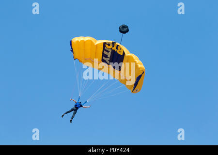 Blackpool, Lancashire, UK. 10/06/2018. Die AirgameZ ist die endgültige base jumping Wettbewerb der Großen Britischen Inseln. Elite Jumper aus der ganzen Welt sind eingeladen, von der 473 m hohen Kran in Wettbewerb zu beteiligen, um zu sehen, wer den Nerv hat, Skill & Stil die Massen zu begeistern und die Richter Scorecards zu gewinnen. Aus dieser Höhe Jumper kann eine feste Verzögerung von mehr als 3 Sekunden erwarten, führen Sie inszeniert - Bereitstellung multi-Möglichkeiten, AAF Stil verknüpft Beendet &aerobatic multi-axis Rotationen auf Abstieg. Credit: cernan Elias/Alamy leben Nachrichten Stockfoto