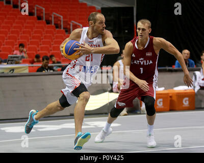 Provinz Bulacan, Philippinen. 10 Juni, 2018. Duje Kaliterna (L) von Kroatien Mias gegen Nauris Mezis Lettlands Während der Men's Pool 3D/3D Match an der FIBA 3x3 Wm in der Provinz Bulacan, die Philippinen, 10. Juni 2018. Lettland gewann 21-19. Credit: rouelle Umali/Xinhua/Alamy leben Nachrichten Stockfoto