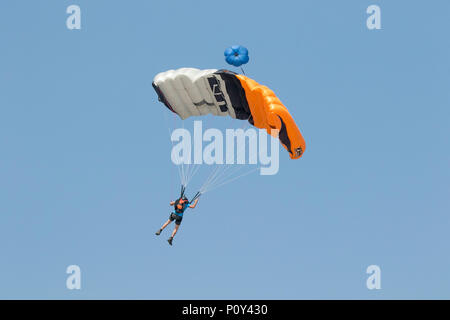 Blackpool, Lancashire, UK. 10/06/2018. Die AirgameZ ist die endgültige base jumping Wettbewerb der Großen Britischen Inseln. Elite Jumper aus der ganzen Welt sind eingeladen, von der 473 m hohen Kran in Wettbewerb zu beteiligen, um zu sehen, wer den Nerv hat, Skill & Stil die Massen zu begeistern und die Richter Scorecards zu gewinnen. Aus dieser Höhe Jumper kann eine feste Verzögerung von mehr als 3 Sekunden erwarten, führen Sie inszeniert - Bereitstellung multi-Möglichkeiten, AAF Stil verknüpft Beendet &aerobatic multi-axis Rotationen auf Abstieg. Credit: cernan Elias/Alamy leben Nachrichten Stockfoto