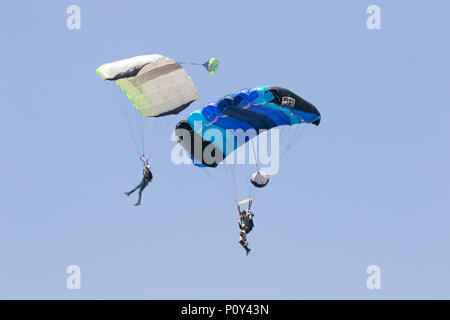 Blackpool, Lancashire, UK. 10/06/2018. Die AirgameZ ist die endgültige base jumping Wettbewerb der Großen Britischen Inseln. Elite Jumper aus der ganzen Welt sind eingeladen, von der 473 m hohen Kran in Wettbewerb zu beteiligen, um zu sehen, wer den Nerv hat, Skill & Stil die Massen zu begeistern und die Richter Scorecards zu gewinnen. Aus dieser Höhe Jumper kann eine feste Verzögerung von mehr als 3 Sekunden erwarten, führen Sie inszeniert - Bereitstellung multi-Möglichkeiten, AAF Stil verknüpft Beendet &aerobatic multi-axis Rotationen auf Abstieg. Credit: cernan Elias/Alamy leben Nachrichten Stockfoto