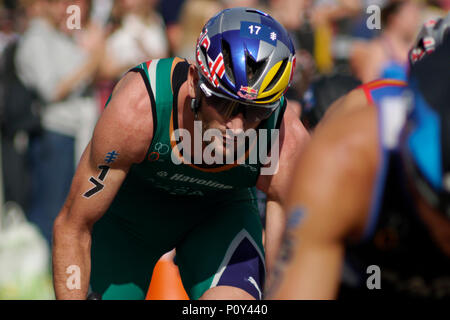 Leeds, UK, 10. Juni 2018. Richard Murray, Nummer 17, die von RSA, während des Zyklus, auf dem Weg zum Gewinnen der ITU World Triathlon Leeds. Credit: Jonathan Sedgwick/Alamy Leben Nachrichten. Stockfoto