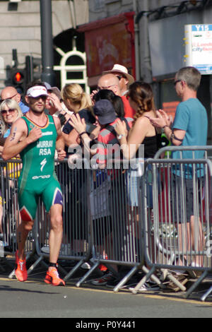 Leeds, UK, 10. Juni 2018. Richard Murray, Nummer 17, die von RSA, während des Laufs, auf dem Weg zum Gewinnen der ITU World Triathlon Leeds. Credit: Jonathan Sedgwick/Alamy Leben Nachrichten. Stockfoto