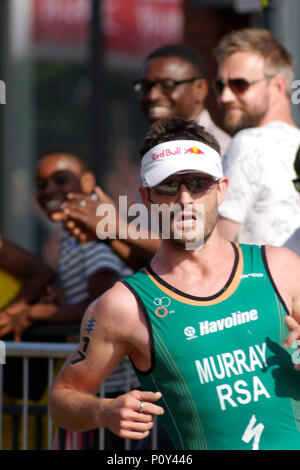 Leeds, UK, 10. Juni 2018. Richard Murray, Nummer 17, die von RSA, während des Laufs, auf dem Weg zum Gewinnen der ITU World Triathlon Leeds. Credit: Jonathan Sedgwick/Alamy Leben Nachrichten. Stockfoto