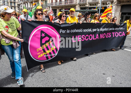 Barcelona, Spanien. 10. Juni 2018. Mehrere Demonstranten werden gesehen, mit einem Banner mit dem Text "Schule sollte nicht berührt werden.". Hunderte von Menschen, die von den großen Gewerkschaften bezeichnete die Demonstration Bildung zu verteidigen und für eine der weiterführenden Schulen, die am meisten von der Unterdrückung des spanischen Staates erlitten hat teilgenommen haben. Professoren der Palau Institut wurden beschuldigt, und verfolgt für "indoktrination" für die Verteidigung des Rechtes am 1. Oktober abstimmen. Credit: SOPA Images Limited/Alamy leben Nachrichten Stockfoto