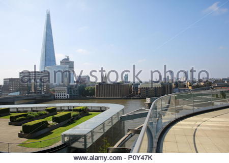 London, Großbritannien. 10. Juni 2018. Wetter in London als offener Garten Quadrate Wochenende ermöglicht Londonern Zugang zu ungewöhnlichen Gärten auch mit spektakulärem Blick über die Dächer. Viele Gebäude wie die Nomura International plc Gebäude haben schöne Dachgärten und es gab alle Arten von Aktivitäten, gibt es für die Besucher genießen. Credit: Clearpix/Alamy leben Nachrichten Stockfoto