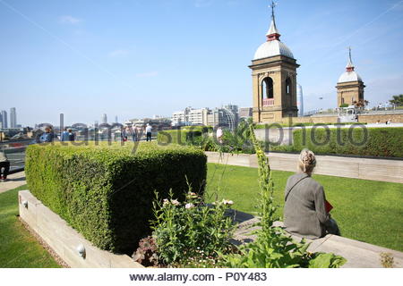 London, Großbritannien. 10. Juni 2018. Wetter in London als offener Garten Quadrate Wochenende ermöglicht Londonern Zugang zu ungewöhnlichen Gärten auch mit spektakulärem Blick über die Dächer. Viele Gebäude wie die Nomura International plc Gebäude haben schöne Dachgärten und es gab alle Arten von Aktivitäten, gibt es für die Besucher genießen. Credit: Clearpix/Alamy leben Nachrichten Stockfoto