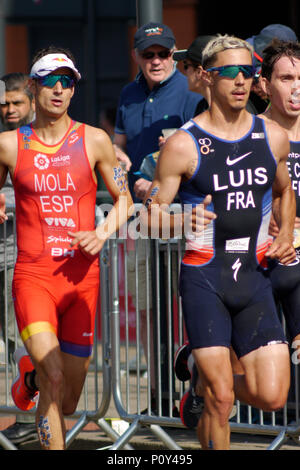 Leeds, UK, 10. Juni 2018. Mario Mola, Nummer 1, von Spanien, beim Laufen, mit der 3. platzierte Mitbewerber, Vincent Luis von Frankreich, Nummer 6, auf dem Weg zu einem zweiten Platz in der ITU World Triathlon Leeds. Credit: Jonathan Sedgwick/Alamy Leben Nachrichten. Stockfoto